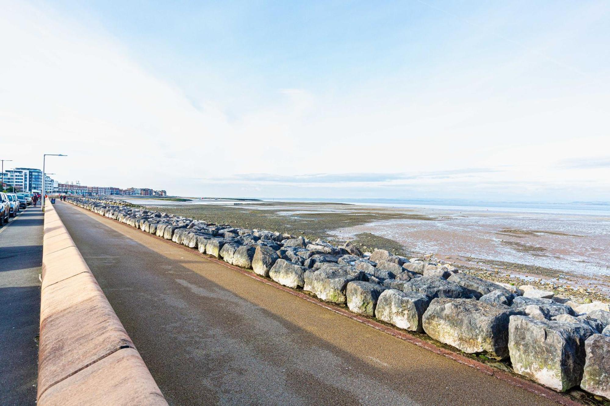 Beachfront Apartment 3 Bedrooms Sleeps 7 - Gateway To The Lake District - Newly Refurbished Morecambe Buitenkant foto